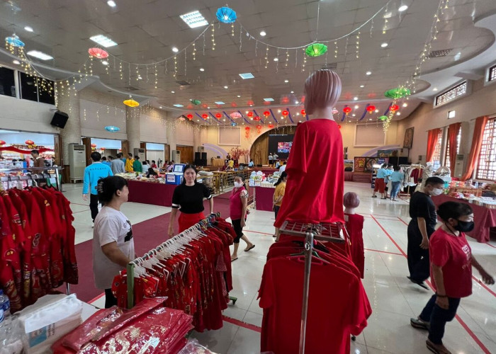 Bazar Sambut Imlek-Menjelang menyambut perayaan Imlek, Maha Vihara Maitreya Duta menggelar bazar di lapangan Hatta Palembang. Di bazar ini menyajikan berbagai ornamen pernik-pernik Imlek dan tersedia segala produk rumah tangga serta makanan. Bazar ini mulai digelar 11-14 Januari 2024, setiap malam ada hiburan dan artis lokal maupun asing. Foto:Evan Zumarli/Sumateraekspres.id