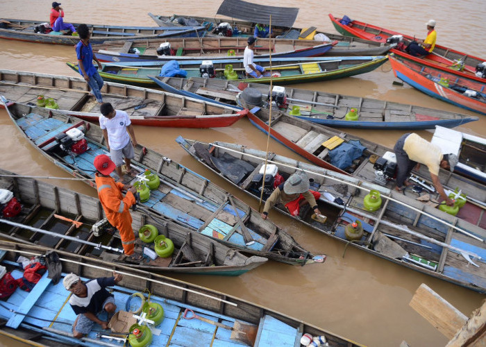 Gas Konverter Nelayan Musi Palembang - Aktifitas Beberapa Nelayan Sungai Musi Palembang menggunakan Energi Gas dalam aktifitasnya mencari ikan beberapa waktu lalu,  Geliatnya ikut membantu menggerakkan roda perekonomian  dan  menjadi daya tarik kakayaan wisata sungai musi andalan Kota Palembang. Konversi dari BBM ke energi Gas bagi Nelayan tidak hanya menambah penghasilan dengan mengurangi pengeluaran, tetapi energi hijaunya mengurangi polusi dan menghemat energy.  Foto:Evan Zumarli/Sumateraekspres.id
