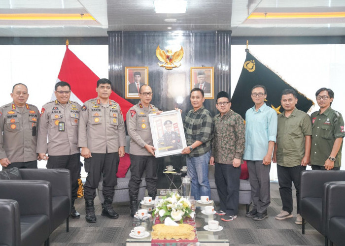 Silaturahmi Sumeks- Kapolda Sumsel - Silaturahmi dan Audiensi Manajemen Sumatera Ekspres Group dan Perkenalan GM Sumeks yang baru, Sumeks. Co dipimpin H Mahmud serta jalinan kerjasama bersama Polda Sumsel dipimpin langsung Kapolda Sumsel Irjen Pol A Rachmad Wibowo beserta jajaran staff dan Sumeks Group di Ruang Rapat Kapolda Sumsel (20/5/24) Foto:Evan Zumarli/Sumateraekspres.id