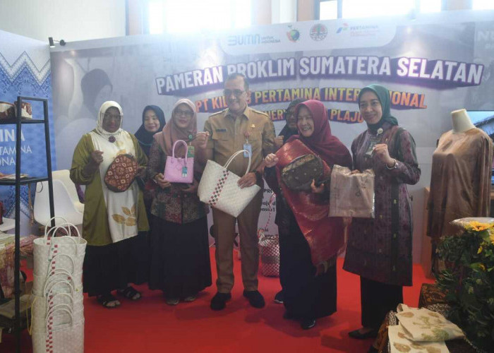 Direktur Jenderal Pengendalian Perubahan Iklim KLHK, Laksmi Dhewanthi , H. Edward Candra Asisten Pemerintahan dan Kesra provinsi  Sumatera selatan dan  Siti Rahmi Indahsari - Area Manager Communication, Relation & CSR PT Kilang Pertamina Internasional Refinery Unit 3 Plaju Palembang Saat meninjau stan usai membuka Rapat Koordinasi Teknis Pengendalian Perubahan Iklim Regional Wilayah Sumatera dengan Tema : ”Peran Provinsi dan Kabupaten/Kota dalam Mendukung Capaian NDC Melalui Aksi Mitigasi dan Adaptasi di Tingkat Tapak di Hotel Santika Premiere Bandara Palembang. Selasa,  (30/1/2024).  Foto:Kirs Samiaji/Sumteraekspres.i