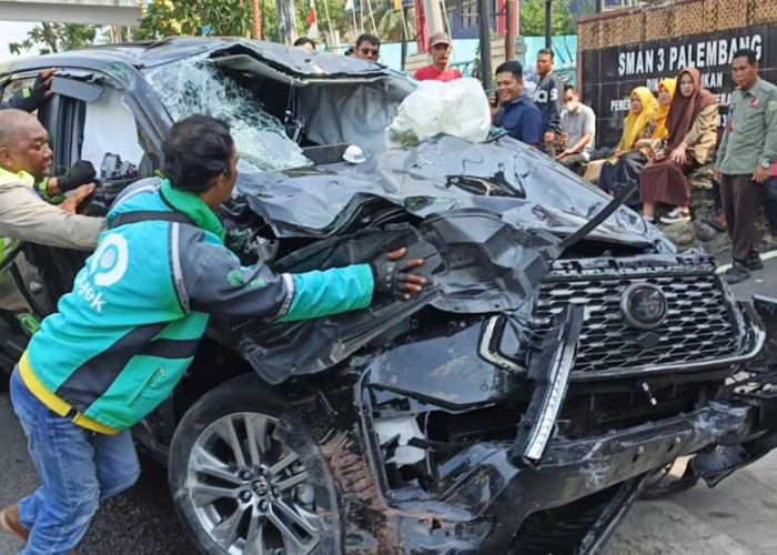 NGERI! Detik-Detik Innova Ngebut Tabrak Avanza dan 2 Mobil Lain, Kejadian di Depan SMAN 3 Palembang