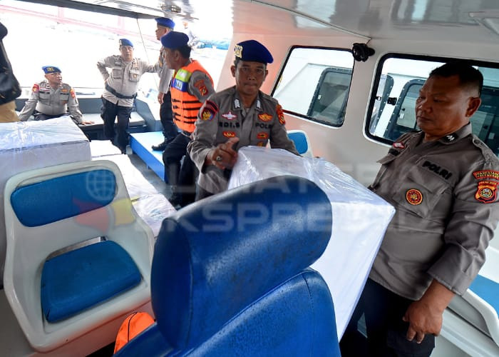 SUSUN LOGISTIK-Distribusi logistik menuju sembilan TPS di kecamatan Kertapati, Gandus dan Ilir Timur II terbagi menjadi dua kelompok petugas menggunakan dua unit kapal patroli milik Sat Polairud Polrestabes Palembang serta satu unit kapal dari Dishub Kota Palembang. Foto: Alfery Ibrohim/Sumateraekspres.id