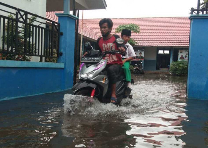 Perjuangan Siswa Menerobos Banjir Menuju Ke Sekolahnya SDN 96 Palembang