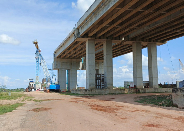 Progres Pembangunan Jembatan Musi V - Progres pembangunan Jembatan Musi Tol Kayuagung Palembang Betung yang berada di kawasan Pulo Kerto Gandus Palembang sepanjang 1,7 Km. Jembatan ini juga disebut jembatan Musi V yang termasuk dalam proyek tol Palembang/Keramasan - Betung, rencananya jembatan ini akan selesai pada awal 2025. Foto:Budiman/Sumateraekspres.id