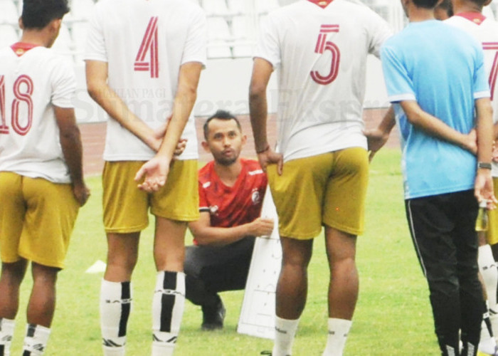 BERI ARAHAN-Pelatih Sriwijaya FC Muhammad Yusuf Prasetyo atau Coach Yoyo memberikan arahan kepada pemain Sriwijaya FC pada pertandingan uji coba SFC vs Bhayangkara Sriwijaya di Stadion Bumi Sriwijaya Palembang, Selasa (17/10/2023). Foto : Budiman/Sumateraekspres.id