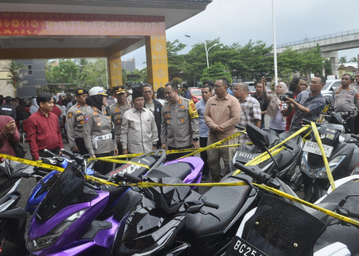 Dikandangkan Satu Bulan-Kapolrestabes Palembang Kombes Pol Harryo Sugihhartono merilis hasil tangkapan Satlantas Polrestabes berupa kendaraan R2 dan R4 sebanyak 131 unit.  Dikandangkan Satu Bulan.... Kapolrestabes Palembang Kombes Pol Harryo Sugihhartono merilis hasil tangkapan Satlantas Polrestabes berupa kendaraan R2 dan R4 sebanyak 131 unit.  Seluruh kendaraaan ini ditahan karena melanggar beberapa aturan seperti menggunakan Knalpot Brong,  melakukan balap liar dan tidak memiliki dokumen kendaraan. Seluruh kendaraan ini akan di kandangkan selama satu bulan lamanya. Minggu, (17/3/2024) Seluruh kendaraan ini akan di kandangkan selama satu bulan lamanya. Minggu, (17/3/2024). Foto:Budiman/Sumateraekspres.id