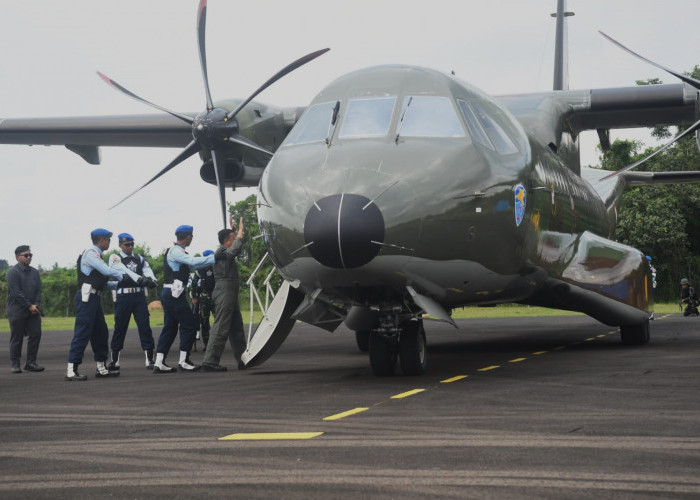 Masuk radar angkatan udara Republik Indonesia, sebuah pesawat asing melintas diudara kota Palembang tanpa izin. Karena tidak muncul keterangan dan ada izin terbang,  Komandan Lanud Sri Mulyono Herlambang (SMH) Palembang, Kolonel (Pnb) Rizaldy Efranza. ST. M.N.S.S., memerintahkan dua unit F-16, untuk mengejar dan menurunkan paksa pesawat asing ke Lanud SMH, Talang Betutu Palembang. Pengejaran yang dilakukan dua F-16,  berasal dari skuadron Pekan Baru berhasil menggiring pesawat asing, setelah melakukan intercept diudara. Pesawat asing tersebut akhirnya turun dan diamankan serta dalam pengawalan  pasukan TNI AU di SMH Talang Betutu. Simulasi latihan pesawat tempur F-16, di Landasan Udara Sri Mulyono Herlambang (SMH) TNI AU dilakukan untuk memperkuat personel Angkatan udara, Dimana juga melibatkan 11 kementrian untuk menghandel jika ada pesawat tidak berizin atau pesawat gelap.  Sehingga diturunkan oleh pesawat fighter dan dilakukan investigasi sehingga aman bila mereka melintasi udara Indonesia. Foto:Kris Samiaji/Sumateraekspres.id