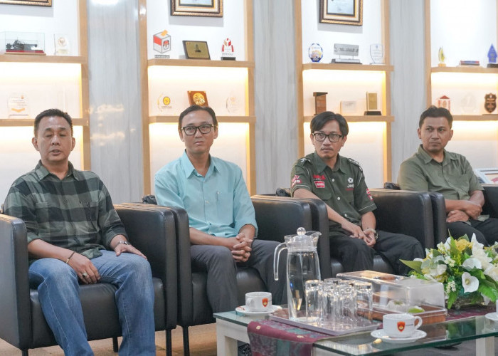 Silaturahmi Sumeks- Kapolda Sumsel - Silaturahmi dan Audiensi Manajemen Sumatera Ekspres Group dan Perkenalan GM Sumeks yang baru, Sumeks. Co dipimpin H Mahmud serta jalinan kerjasama bersama Polda Sumsel dipimpin langsung Kapolda Sumsel Irjen Pol A Rachmad Wibowo beserta jajaran staff dan Sumeks Group di Ruang Rapat Kapolda Sumsel (20/5/24) Foto:Evan Zumarli/Sumateraekspres.id