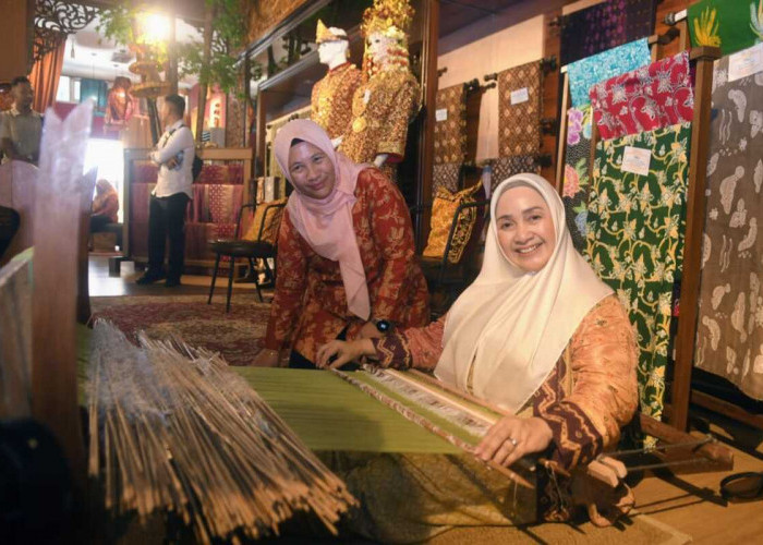  Tyas Fatoni Berkunjung  Ke Kriya Sriwijaya Palembang
