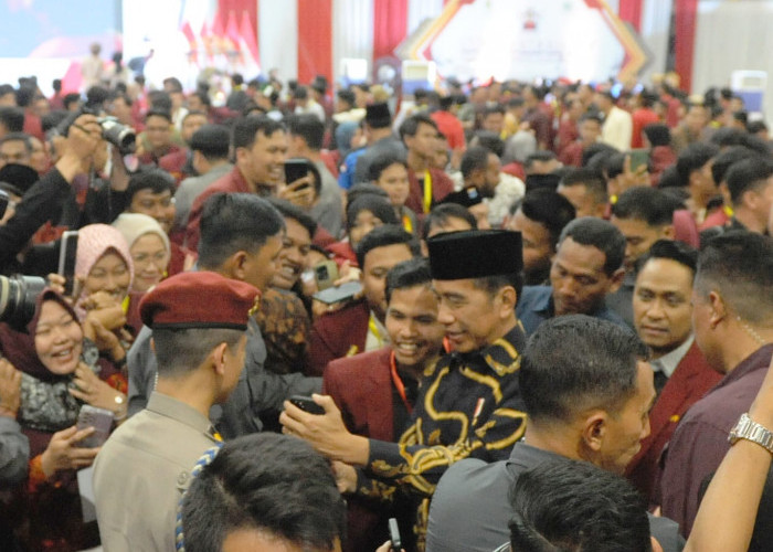 Jokowi Hadiri Muktamar IMM-Presiden RI Joko Widodo membuka Muktamar XX Ikatan Mahasiswa Muhammadiyah (IMM)  di Dinning Hall Jakabaring. Jumat, (1/3/2024). Foto:Budiman/Sumateraekspres.id