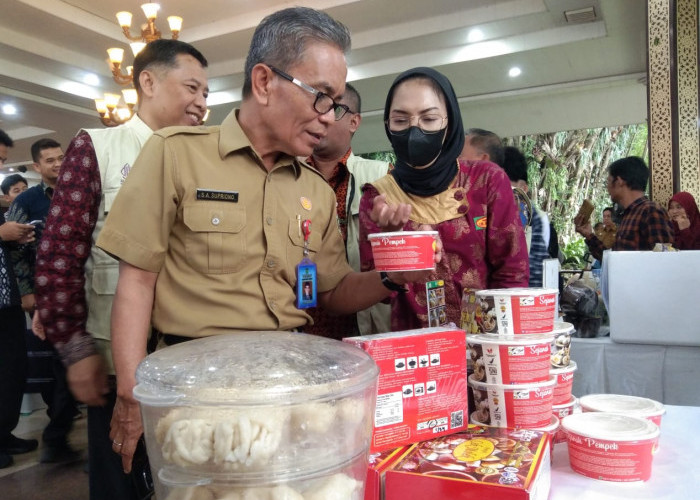 1000 Sertifikat Halal-Kementrian Koperasi dan UKM RI bekerjasama dengan Dinas Koperasi UKM provinsi Sumatera Selatan memberikan 1000 sertifikat halal kepada pelaku UKM yang ada di Sumsel dalam Gebyar 1000 Sertifikat halal di Griya Agung Palembang. Kegiatan ini di hadiri Sekda Pemprov Sumsel SA Supriono. Senin,  (6/5/2024). Foto:Budiman/Sumateraekspres.id