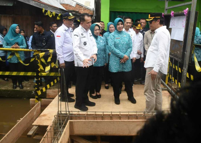 Tinjau Lokasi Sanitasi-Tri Tito Karnavian Ketua Umum (Ketum) Tim Penggerak Pemberdayaan Kesejahteraan Keluarga (TP PKK) Pusat  meninjau lokasi pembangunan sanitasi di Gandus  kota Palembang usai me lounching Gerakan Bedah Rumah Serentak se-Sumsel (GBRSS), Gerakan Pembangunan Sanitasi Serentak se-Sumsel (GPSSS), dan Gerakan Penanganan Stunting Serentak se-Sumsel (GPSTSS) bersama Pj Gubernur Sumsel A.Fatoni dan Pj walikota Palembang H.Ratu dewa. Foto:Kris Samiaji/Sumateraekspres.id

