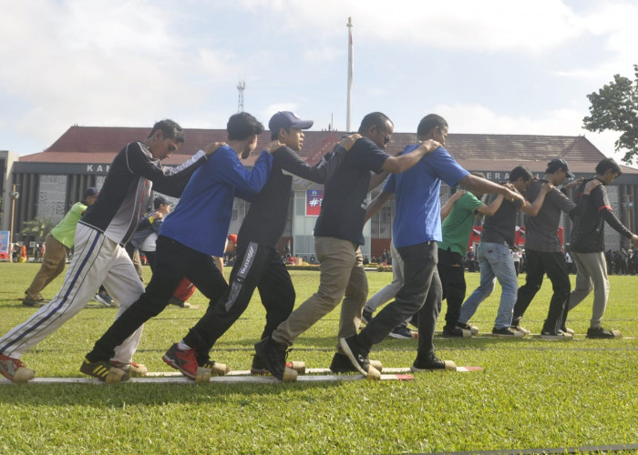 Permainan Tradisional-Dalam rangka menyambut Dirgahayu Provinsi Sumatera Selatan ke 78 pada 15 Mei 2024, Pemprov Sumsel menyelenggarakan berbagai kegiatan permainan tradisional seperti Tarik Tambang,  Bakiak, jalan santai dan senam bersama yang diikuti seluruh instansi yang ada di Pemprov Sumsel. Seluruh kegiatan dilaksanakan di halaman Pemprov Sumsel. Minggu, (12/5/2024). Foto:Budiman/Sumateraekspres.id