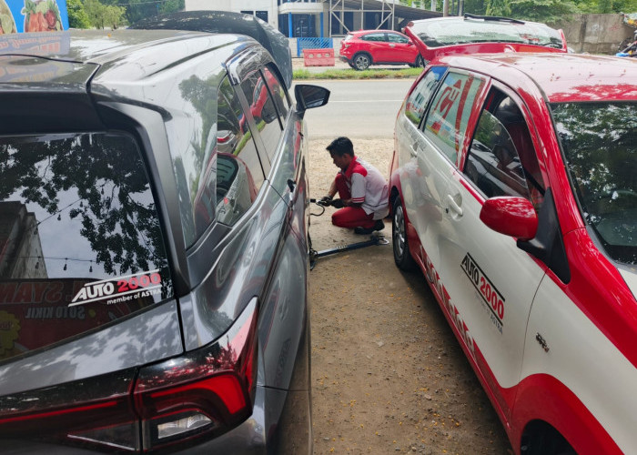 
Toyota Home Service (THS) Auto2000 - Seorang mekanik dari layanan Toyota Home Service (THS) Auto2000 melakukan servis berkala terhadap mobil Toyota Rush milik seorang pengusaha makanan di Jalan A Yani, Palembang. Dengan layanan yang praktis dan efisien, THS Auto2000 menyediakan kenyamanan bagi pemilik kendaraan yang tidak perlu datang ke bengkel untuk melakukan perawatan rutin. Layanan servis berkala ini tetap dikerjakan oleh mekanik berpengalaman dan menggunakan peralatan terbaik, serupa dengan yang ada di bengkel resmi Auto2000. THS Auto2000 menawarkan solusi hemat waktu bagi pemilik mobil Toyota, karena mereka cukup melakukan pemesanan layanan secara online. Setelah itu, tim mekanik THS Auto2000 akan datang langsung ke lokasi untuk melakukan servis tanpa perlu mengunjungi bengkel. Layanan ini sangat menguntungkan bagi mereka yang memiliki jadwal padat atau kesulitan untuk menyempatkan waktu ke bengkel. Dengan THS Auto2000, pemilik kendaraan Toyota bisa tetap menjaga kondisi mobilnya dengan optimal tanpa repot meninggalkan rumah atau tempat usaha. Foto: Budiman/Sumateraekspres.id



