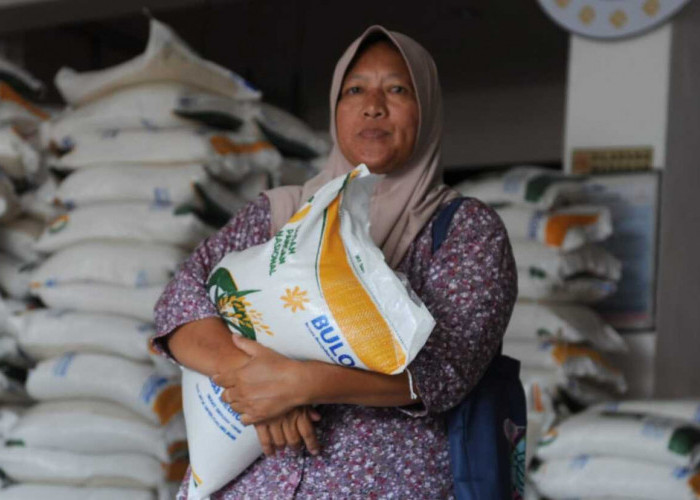 Bansos Beras 10 Kg-Ribuan Masyarakat kota Palembang pada 18 kecamatan mendapatkan Bantuan sosial berupa beras 10 kg per Kepala Keluarga dari pemerintah, dimana pendistribusianya di lakukan di Kantor Pos. Bansos beras ini didapat hingga juni 2024. Selasa,  (30/1/2024).  Foto:Budiman/Sumteraekspres.id