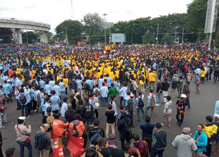 Potret Mahasiswa Unsri Saat Lakukan Aksi Unjuk Rasa di DPRD Sumsel