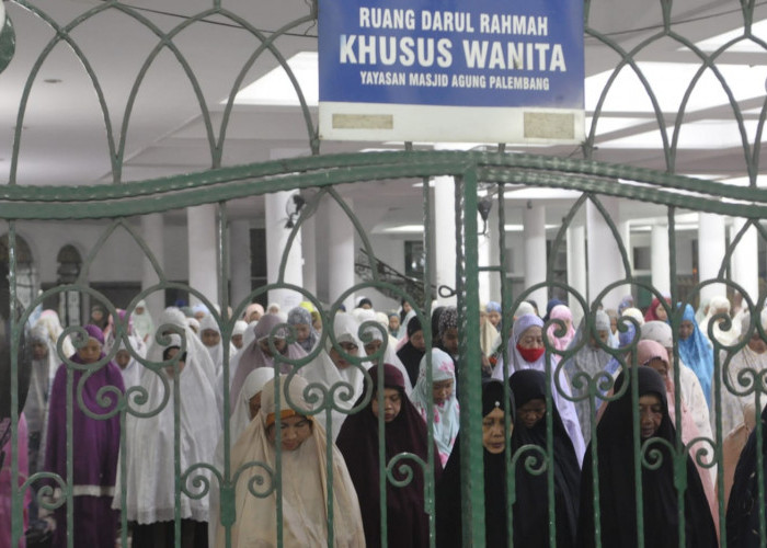 Sholat Tarawih Perdana-Ratusan umat muslim melaksanakan Sholat Tarawih Berjamaah di Masjid Agung  Sultan Mahmud Baddarudin Jayo Wikromo Palembang.  Sholat  Tarawih ini akan dilaksanakan selama bulan suci Ramadhan. Senin,  (11/3/2024). Foto:Budiman/Sumateraekspres.id