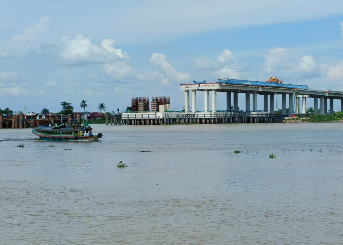 Progres Pembangunan Jembatan Musi V - Progres pembangunan Jembatan Musi Tol Kayuagung Palembang Betung yang berada di kawasan Pulo Kerto Gandus Palembang sepanjang 1,7 Km. Jembatan ini juga disebut jembatan Musi V yang termasuk dalam proyek tol Palembang/Keramasan - Betung, rencananya jembatan ini akan selesai pada awal 2025. Foto:Budiman/Sumateraekspres.id