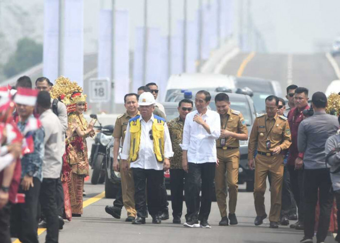 SAMBUT RI 1-Kedatangan Presiden RI Joko Widodo didampingi Menteri Pekerjaan Umum dan Perumahan Rakyat (PUPR) Basuki Hadimuljono, Pj Gubernur Sumsel, Agus Fatoni, disambut ratusan pelajar dan warga saat peresmian jalan tol Trans Sumatera di titik nol Indraprabu Ogan Ilir Sumatera Selatan, Kamis (26/10/2023). Foto : Kris/Sumateraekspres.id