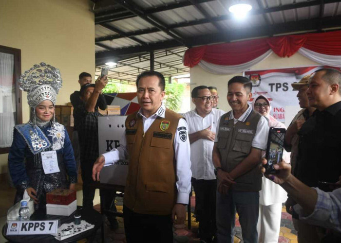 Penjabat (Pj) Gubernur Sumatera Selatan Agus Fatoni Meninjau TPS Unik di Kalidoni