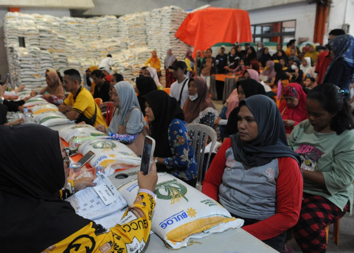 Rela Digendong Demi Bansos Beras 10 Kg-Perjuangan  Ibu  Lanjut Usia Aminah beralamat Kelurahan Sentosa Plaju Palembang yang rela digendong keluarganya demi mendapatkan Bantuan Sosial (Bansos) Beras 10 Kg dari Pemerintah di Kantor Pos Merdeka Palembang. Adapun penyebab ibu Aminah harus digendong karena dalam keadaan sakit. Sabtu. (2/3/2024). Foto:Budiman/Sumateraekspres.id