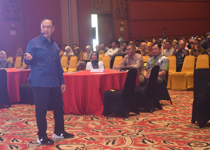 Dr.(H.C) Ary Ginanjar agustian Presiden Direktur ESQ Leadership Center  saat Seminar