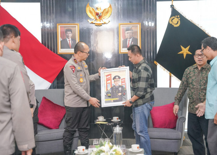 Silaturahmi Sumeks- Kapolda Sumsel - Silaturahmi dan Audiensi Manajemen Sumatera Ekspres Group dan Perkenalan GM Sumeks yang baru, Sumeks. Co dipimpin H Mahmud serta jalinan kerjasama bersama Polda Sumsel dipimpin langsung Kapolda Sumsel Irjen Pol A Rachmad Wibowo beserta jajaran staff dan Sumeks Group di Ruang Rapat Kapolda Sumsel (20/5/24) Foto:Evan Zumarli/Sumateraekspres.id