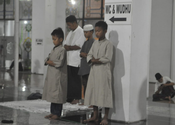 Sholat Tarawih Perdana-Ratusan umat muslim melaksanakan Sholat Tarawih Berjamaah di Masjid Agung  Sultan Mahmud Baddarudin Jayo Wikromo Palembang.  Sholat  Tarawih ini akan dilaksanakan selama bulan suci Ramadhan. Senin,  (11/3/2024). Foto:Budiman/Sumateraekspres.id