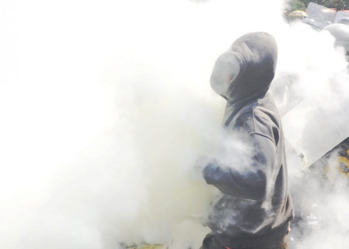 Massa Settingan Sukses buat Polisi Keluarkan Gas Air Mata