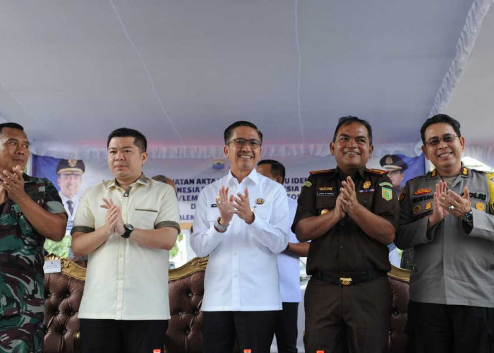 Launching Pembuatan Akte Kelahiran-Pj Walikota Palembang Drs Ratu Dewa MSi melaunching pembuatan Akte Kelahiran,  Kartu Identitas Anak(KIA),  Kartu Indonesia Sehat(KIS), Kartu Indonesia Pintar(KIP) untuk Panti/Lembaga Kesejahteraan Sosial Anak Kota Palembang di halaman Kantor Kejari Palembang. Rabu,  (31/1/2024)  Foto:Budiman/Sumateraekspres.id