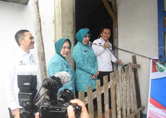 Tinjau Lokasi Bedah Rumah-Tri Tito Karnavian Ketua Umum (Ketum) Tim Penggerak Pemberdayaan Kesejahteraan Keluarga (TP PKK) Pusat  meninjau lokasi bedah rumah  di gandus  usai me lounching Gerakan Bedah Rumah Serentak se-Sumsel (GBRSS), Gerakan Pembangunan Sanitasi Serentak se-Sumsel (GPSSS), dan Gerakan Penanganan Stunting Serentak se-Sumsel (GPSTSS) bersama Pj Gubernur Sumsel A.Fatoni dan Pj walikota Palembang H.Ratu dewa. Foto:Kris Samiaji/Sumateraekspres.id