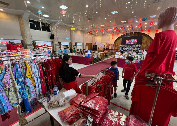 Bazar Sambut Imlek-Menjelang menyambut perayaan Imlek, Maha Vihara Maitreya Duta menggelar bazar di lapangan Hatta Palembang. Di bazar ini menyajikan berbagai ornamen pernik-pernik Imlek dan tersedia segala produk rumah tangga serta makanan. Bazar ini mulai digelar 11-14 Januari 2024, setiap malam ada hiburan dan artis lokal maupun asing. Foto:Evan Zumarli/Sumateraekspres.id