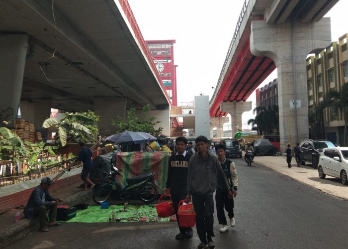 Dilarang Kencing Disini-Kondisi bawah Jembatan Ampera kawasan Seberang Ulu sangatlah memprihatinkan,  dimana tercium bau pesing yang disebabkan oleh masyarakat yang kencing dikawasan tersebut. Disamping itu sangatlah banyak vandalisme,  tumpukan sampah,  dijadikan tempat berjualan bahkan dijadikan masyarakat untuk tidur. Kawasan ini seharusnya diperuntukkan untuk tempat ruang terbuka.. Senin, (20/5/2024) Foto:Budiman/Sumateraekspres.id