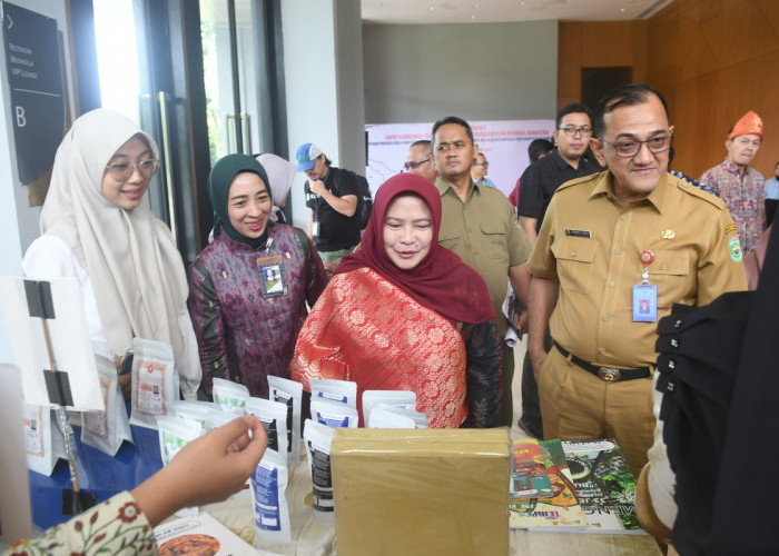 Direktur Jenderal Pengendalian Perubahan Iklim KLHK, Laksmi Dhewanthi , H. Edward Candra Asisten Pemerintahan dan Kesra provinsi  Sumatera selatan dan  Siti Rahmi Indahsari - Area Manager Communication, Relation & CSR PT Kilang Pertamina Internasional Refinery Unit 3 Plaju Palembang Saat meninjau stan usai membuka Rapat Koordinasi Teknis Pengendalian Perubahan Iklim Regional Wilayah Sumatera dengan Tema : ”Peran Provinsi dan Kabupaten/Kota dalam Mendukung Capaian NDC Melalui Aksi Mitigasi dan Adaptasi di Tingkat Tapak di Hotel Santika Premiere Bandara Palembang. Selasa,  (30/1/2024).  Foto:Kirs Samiaji/Sumteraekspres.i