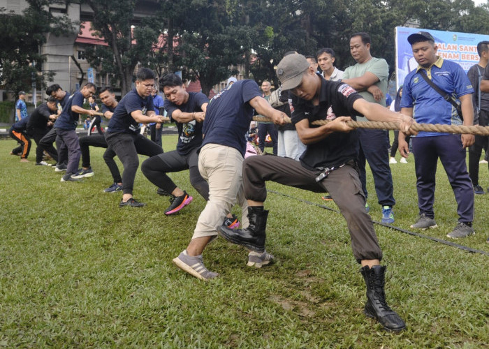 Permainan Tradisional-Dalam rangka menyambut Dirgahayu Provinsi Sumatera Selatan ke 78 pada 15 Mei 2024, Pemprov Sumsel menyelenggarakan berbagai kegiatan permainan tradisional seperti Tarik Tambang,  Bakiak, jalan santai dan senam bersama yang diikuti seluruh instansi yang ada di Pemprov Sumsel. Seluruh kegiatan dilaksanakan di halaman Pemprov Sumsel. Minggu, (12/5/2024). Foto:Budiman/Sumateraekspres.id