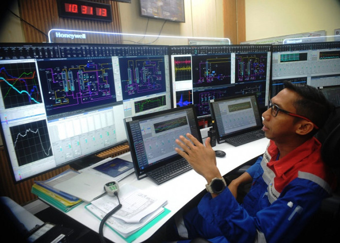 Control Room : Petugas Control Room Polyprophyline Pertamina memantau produksi Polytam dari Ruang Control Room agar seluruh aktifitas produksi dapat berjalan maksimal dan menghasilkan produksi Polytam yang optimal. Foto. Budiman/Sumatera Ekspres