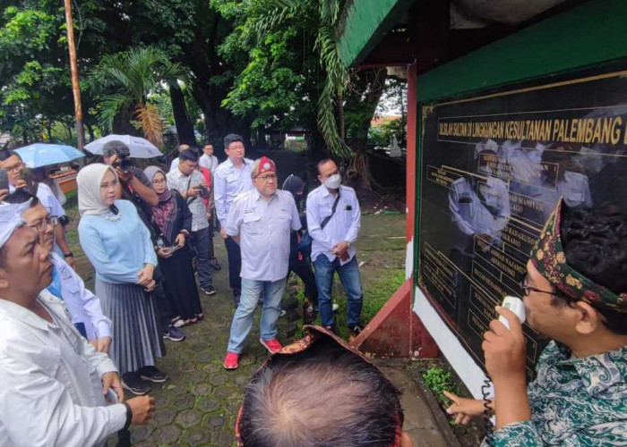 Wisata Religi Palembang-Dalam rangka Road To event Indonesian Moeslem Tourism (IMT) pada pada 31 Mei -2 Juni 2024 mendatang di PIM rombongannya Dewan Pengurus Daerah (DPD) ASPPI melakukan field trip 1 ke 8 Destinasi wisata religi yang ada di kota Palembang. Yang di Ketuai DPD ASPPI Sumsel, Mgs. Moh. Isnaini F. (Cek Evad) menyampaikan, field trip. Ini merupakan rangkaian untuk kegiatan IMT nanti.  Adapun 8 destinasi Fieldtrip 1 ini yaitu, museum Balaputradewa (rumah limas), Kompleks Makam Kawah Tengkurep, Kambang Koci, Kompleks Makam Sabo Kingking, Situs Ki Gede Ing Suro, Kompleks Makam Sultan Agung, Benteng Kuto Besak (Museum SMB 2), Masjid agung Palembang, dan Kompleks Makam Cinde Welan. Foto:Kris Samiaji/Sumateraekspres.id