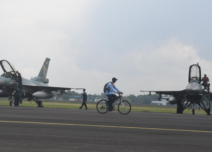 Lanud SMH Palembang menyelenggarakan Open Base dalam rangka memperkuat nasionalisme generasi muda Indonesia di wilayah Palembang. Dengan 5 pesawat F-16, dan 5 pesawat Hawk akan take off & landing di Baseops Lanud SMH, untuk melaksanakan manuver di Lanud SMH dalam latihan Jalak Sakti Koops Udara I tahun 2024 dan selanjutnya akan digelar static show. Hal tersebut dikatakan oleh Komandan Lanud Sri Mulyono Herlambang (SMH) Palembang Kolonel Pnb Rizaldy Efranza, S.T., M.N.S.S.di Pangkalan TNI AU Sri Mulyono Herlambang (Lanud SMH, Palembang). Foto:Kris Samiaji/Sumateraekspres.id