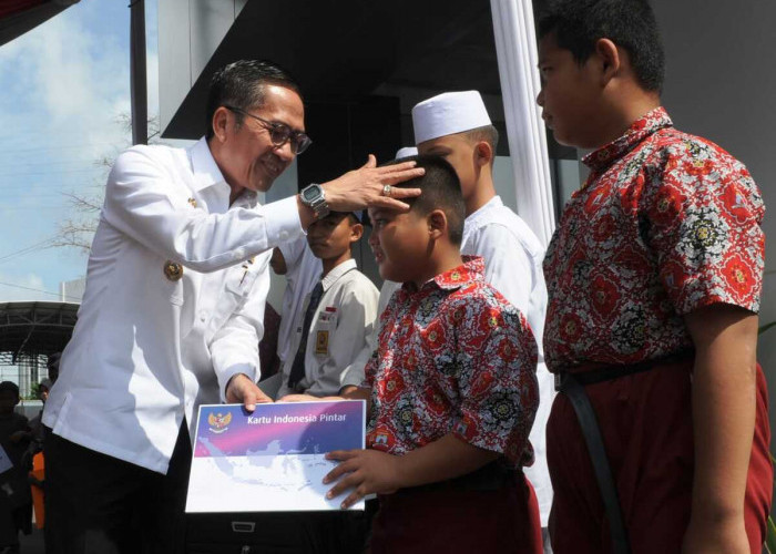 Launching Pembuatan Akte Kelahiran-Pj Walikota Palembang Drs Ratu Dewa MSi melaunching pembuatan Akte Kelahiran,  Kartu Identitas Anak(KIA),  Kartu Indonesia Sehat(KIS), Kartu Indonesia Pintar(KIP) untuk Panti/Lembaga Kesejahteraan Sosial Anak Kota Palembang di halaman Kantor Kejari Palembang. Rabu,  (31/1/2024)  Foto:Budiman/Sumateraekspres.id