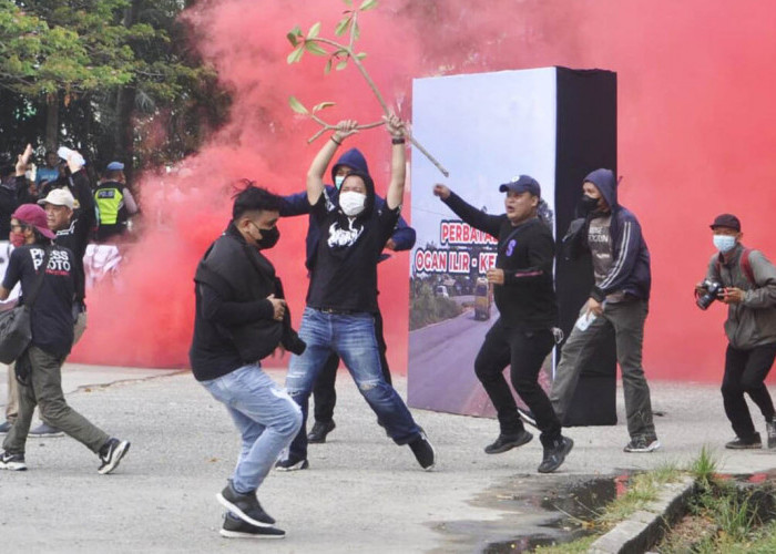 DEMONSTRAN-Pendemo melakukan aksi penjarahan dan pembakaran di Pelataran Parkir Venue Menembak Jakabaring Sport City Palembang, (16/10/2023). Aksi demo ini merupakan simulasi Sistem Pengamanan Kota (Sispamkota) dalam penyelenggaran Pemilu  serentak pada 14 Februari 2024 mendatang. Foto : Budiman/Sumateraekspres.id