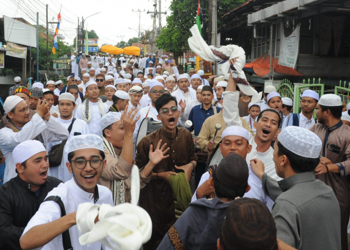 Mabar Ala Rasulallah-Ratusan orang melakukan Makan Bersama (Mabar) ala Rasulallah di Perkampungan Al Arif Billah Al Habib Ahmad Bin Hasan Al Habsyi (Karang Panjang) 12 Ulu Palembang,  sebelum melakukan ziarah kubro dengan longmarch dari kampung 12  Ulu menuju pemakaman Auliya di Telaga Swidak 14 Ulu Palembang. Makan dengan satu nampan besar secara bersama-sama dengan empat sampai lima orang merupakan hal yang dicontohkan Nabi Muhamad Shallallahu Alaihi Wasallam. Sabtu, (2/3/2024)  Foto:Budiman/Sumateraekspres.id