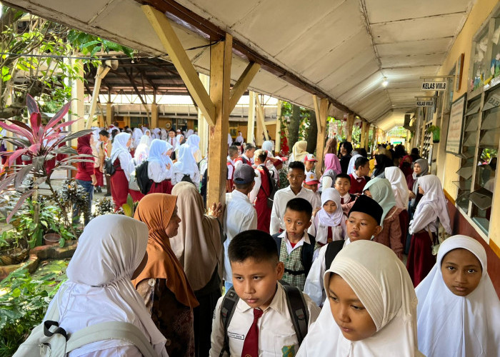 Masa Orientasi Siswa-Hari ini, SMPN 8 Sekojo Palembang memulai Masa Pengenalan Lingkungan Sekolah (MPLS) dengan penuh semangat. Para siswa baru bersama orang tua mereka tampak antusias menyambut kegiatan ini, yang merupakan langkah awal dalam mempersiapkan diri menghadapi perjalanan pendidikan yang baru. Di pagi yang cerah ini, halaman sekolah dipenuhi dengan suara tawa dan semangat baru. Siswa-siswa baru tampak bersemangat memulai perjalanan mereka di SMPN 8, dengan sejumlah kegiatan yang dirancang untuk membantu mereka beradaptasi dengan lingkungan sekolah yang baru.  Foto:Evan Zumarli/Sumateraekspres.id


