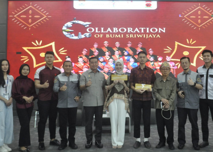 Golden Tiket BGP-Kepala Dinas Pariwisata Kota Palembang Sulaiman Amin menyerahkan Golden Tiket Road Show Akbar Pemilihan Bujang Gadis Palembang 2024 di Aula Poltekpar Palembang. Peraih Golden Tiket langsung menuju semifinal 60 Besar BGP 2024. Kamis, (2/5/2024) Foto:Budiman/Sumateraekspres.id