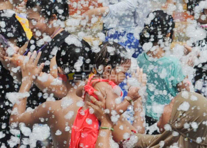 MANDI BUSA-Pengunjung menikmati permainan mandi busa yang dihadirkan  Opi Water Fun Jakabaring Palembang pada masa liburan sekolah, Natal 2023 dan Tahun baru 2024. Untuk dapat menikmati wahana mandi busa  dan permqin lainya di Opi Water Fun cukup membayar tiket sebesar 40 Ribu Rupiah saja, Senin (25/12/2023)  Foto: Budiman/Sumateraekspres.id