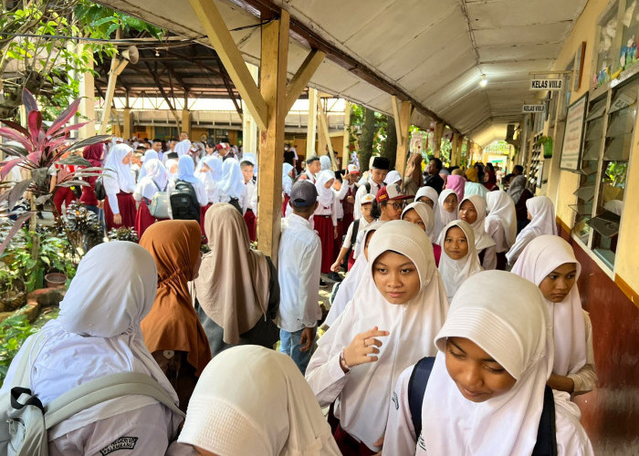 Masa Orientasi Siswa-Hari ini, SMPN 8 Sekojo Palembang memulai Masa Pengenalan Lingkungan Sekolah (MPLS) dengan penuh semangat. Para siswa baru bersama orang tua mereka tampak antusias menyambut kegiatan ini, yang merupakan langkah awal dalam mempersiapkan diri menghadapi perjalanan pendidikan yang baru. Di pagi yang cerah ini, halaman sekolah dipenuhi dengan suara tawa dan semangat baru. Siswa-siswa baru tampak bersemangat memulai perjalanan mereka di SMPN 8, dengan sejumlah kegiatan yang dirancang untuk membantu mereka beradaptasi dengan lingkungan sekolah yang baru.  Foto:Evan Zumarli/Sumateraekspres.id


