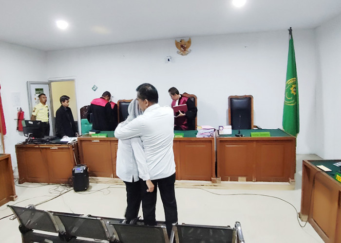 Vonis 7,5 Tahun Kasus Korupsi PMI Palembang, Pecah Tangis Fitri-Dedi, Berpelukan Saling Menguatkan