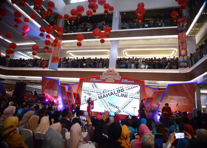 Undian Super Grand Prize Pesirah dan Louncing Tabungan Pesirah RADEN di Meriahkan Penampilan MAHALINI dihadiri Ribuan Penggemar di Atrium PIM mall Palembang (28/1/24).  Foto:Evan Zumarli/Sumateraekspres