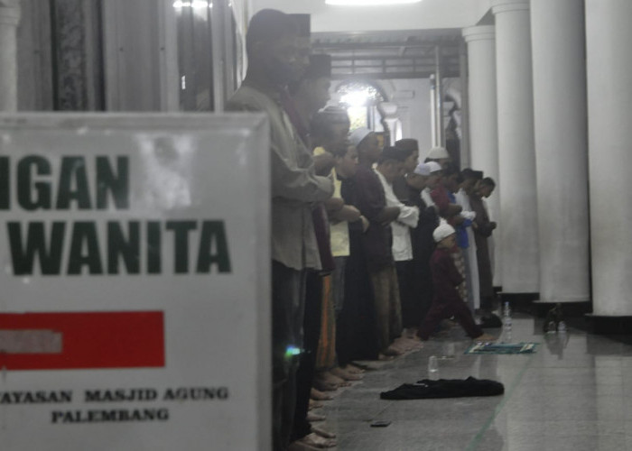 Sholat Tarawih Perdana-Ratusan umat muslim melaksanakan Sholat Tarawih Berjamaah di Masjid Agung  Sultan Mahmud Baddarudin Jayo Wikromo Palembang.  Sholat  Tarawih ini akan dilaksanakan selama bulan suci Ramadhan. Senin,  (11/3/2024). Foto:Budiman/Sumateraekspres.id