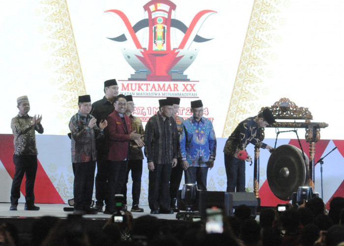 Jokowi Hadiri Muktamar IMM-Presiden RI Joko Widodo membuka Muktamar XX Ikatan Mahasiswa Muhammadiyah (IMM)  di Dinning Hall Jakabaring. Jumat, (1/3/2024). Foto:Budiman/Sumateraekspres.id