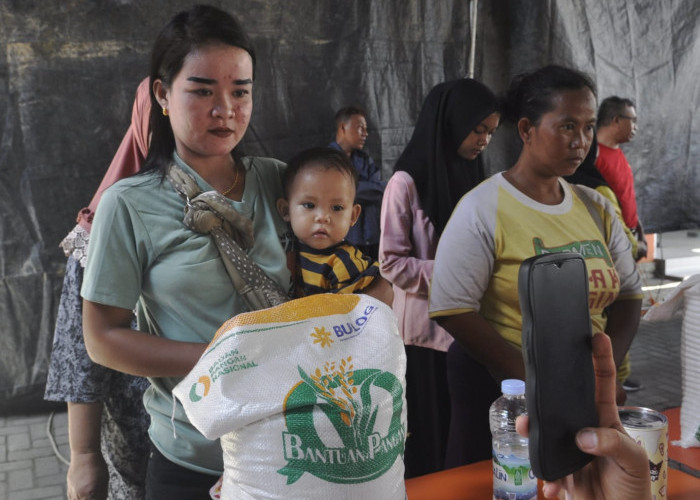 Bantuan Pangan Tahap IV-Keluarga penerima manfaat Program  bantuan Pangan dari pemerintah mengambil beras bantuan Tahap IV seberat 10 Kg di Kantor Pos Merdeka Palembang. Keluarga Penerima Manfaat untuk mendapatkan beras bantuan, Kantor Pos menjadwal pengambilan berdasarkan kelurahan yang ada di kota Palembang. Minggu,  (12/5/2024). Foto:Budiman/Sumateraekspres.id